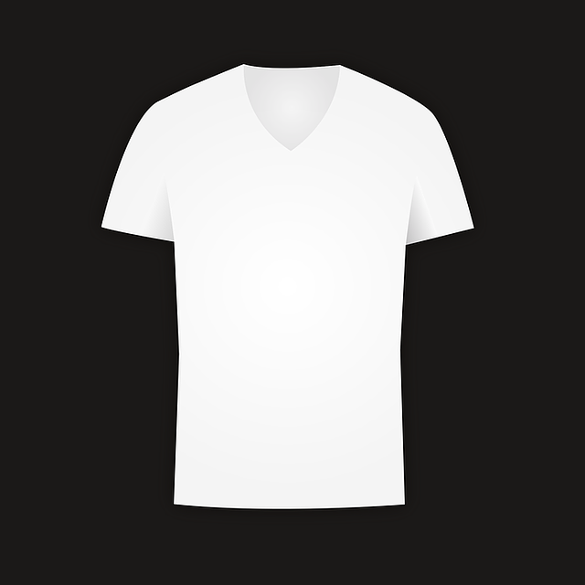 bílé tričko na černém podkladu